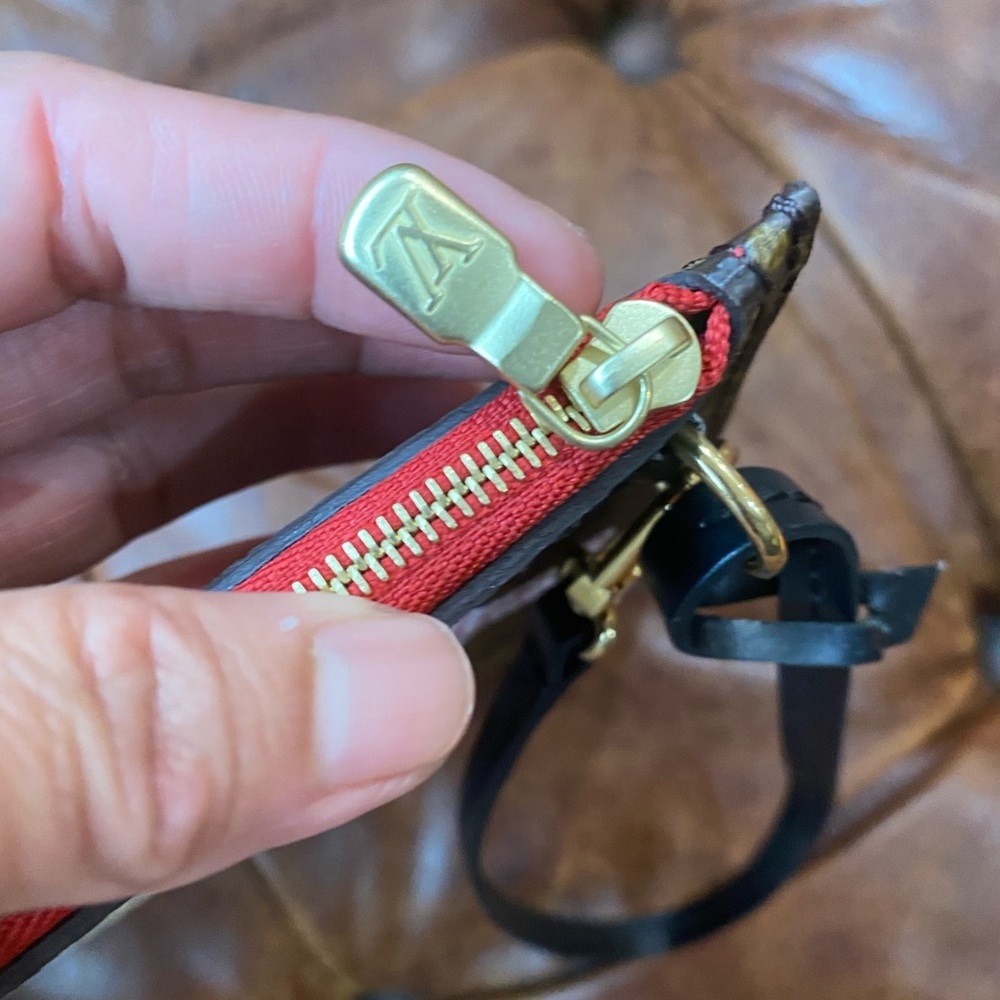 Lv Limited  edition Wrislet - Picture 6 of 15